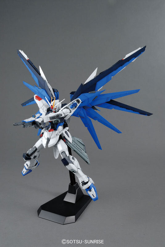 Bandai Gundam MG 1/100 Freedom Gundam Ver.2.0 Gunpla Plastic Model Kit